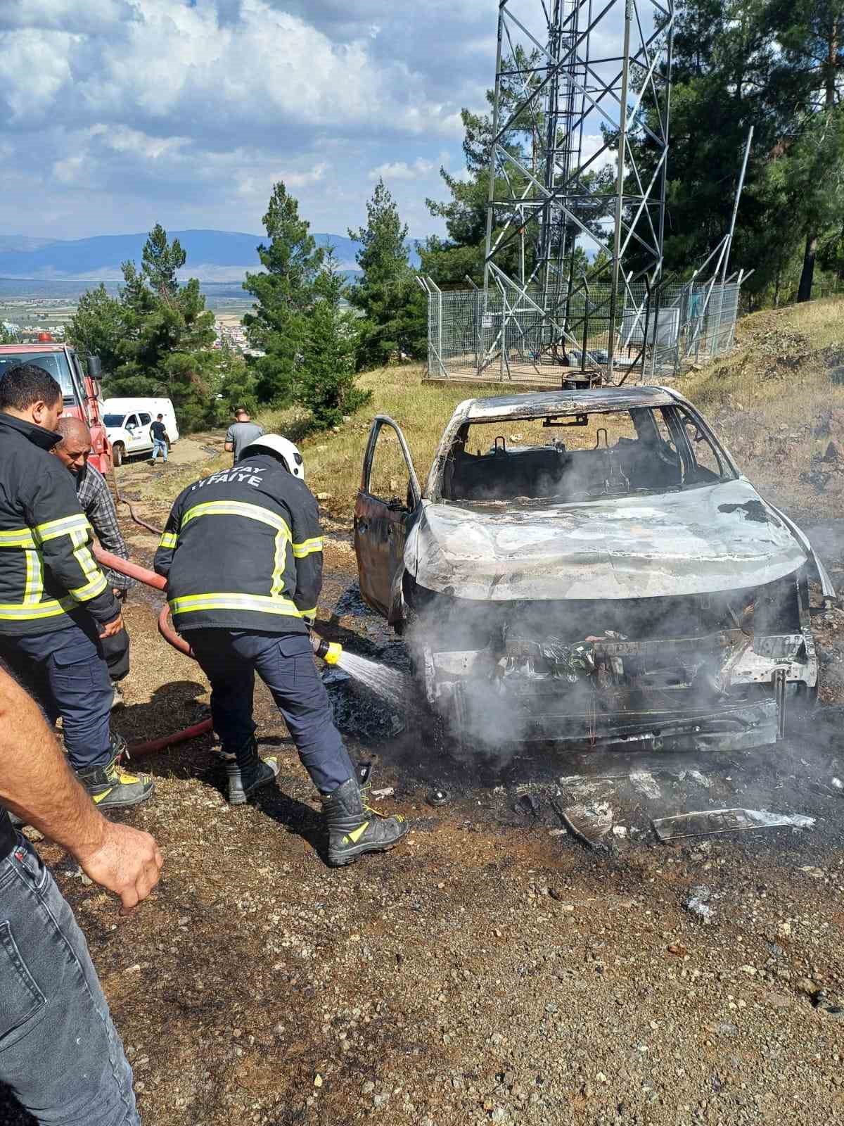 Jeneratörde başlayan yangın, pikapı kullanılmaz hale getirdi
