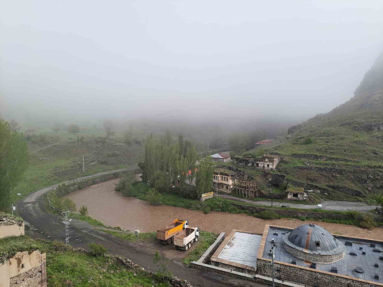 Kars sis bulutları arasında kayboldu
