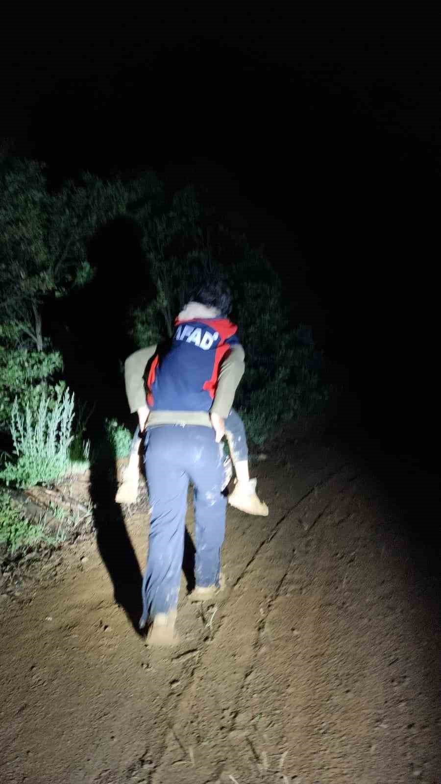 Tunceli’de çamura saplanıp mahsur kalan 5 kişiyi AFAD kurtardı
