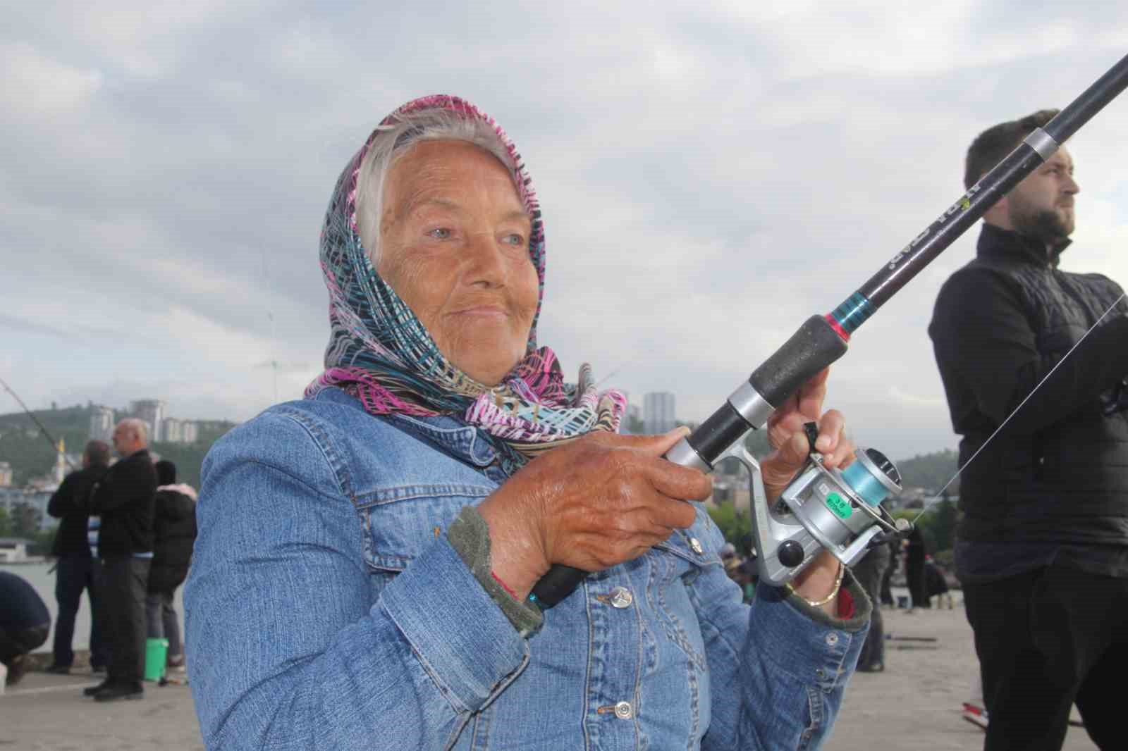 77 yaşındaki kadın, evlat acısını balık tutma hobisi ile dindiriyor
