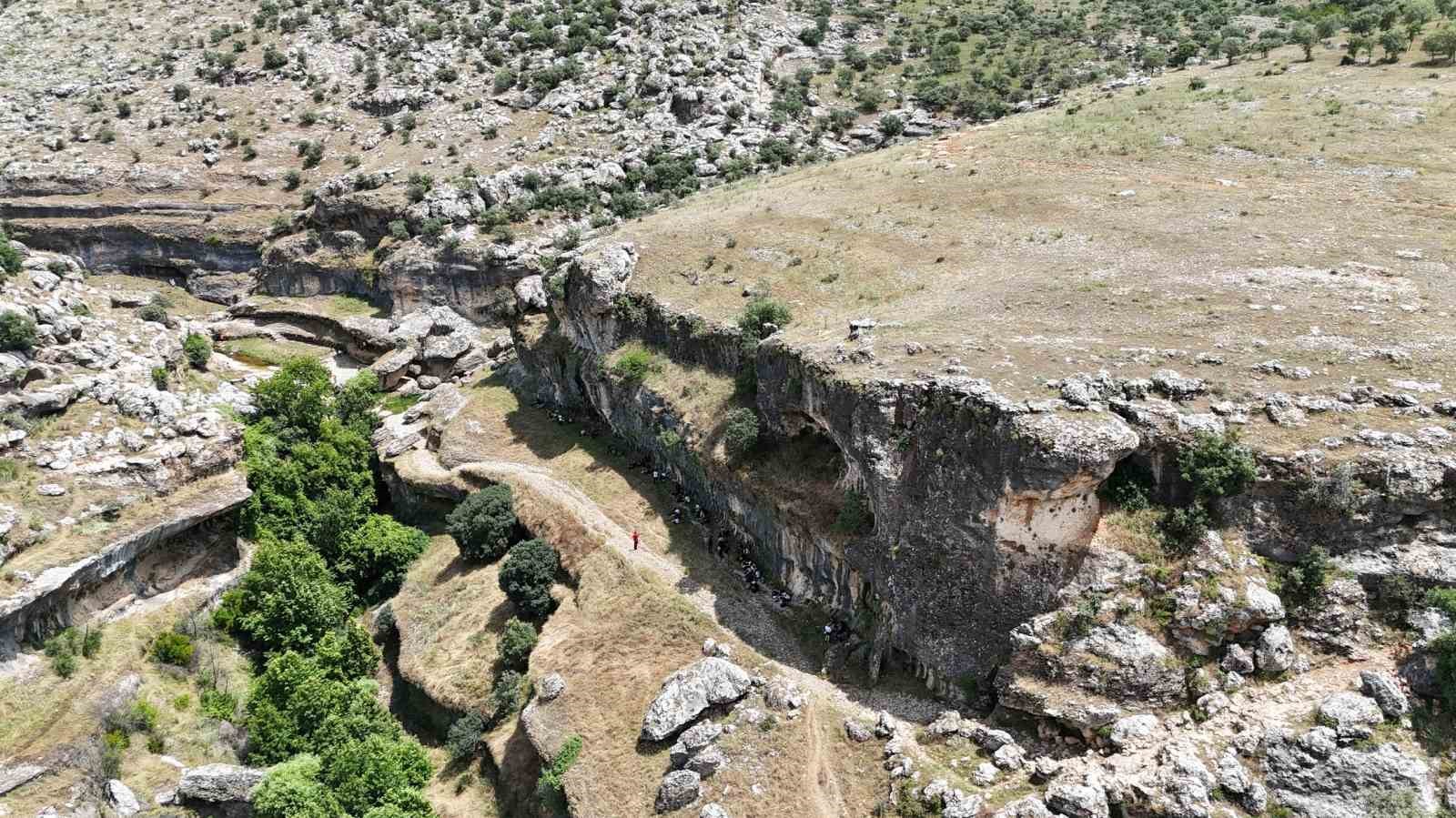 Siverek’in doğa harikası Takoran Vadisi’nde doğa yürüyüşü yapıldı
