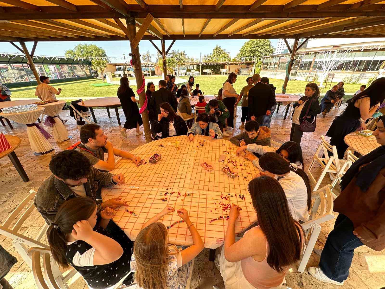 &Uuml;niversiteliler Otizmli &Ccedil;ocuklara Hobi G&uuml;n&uuml; D&uuml;zenledi
