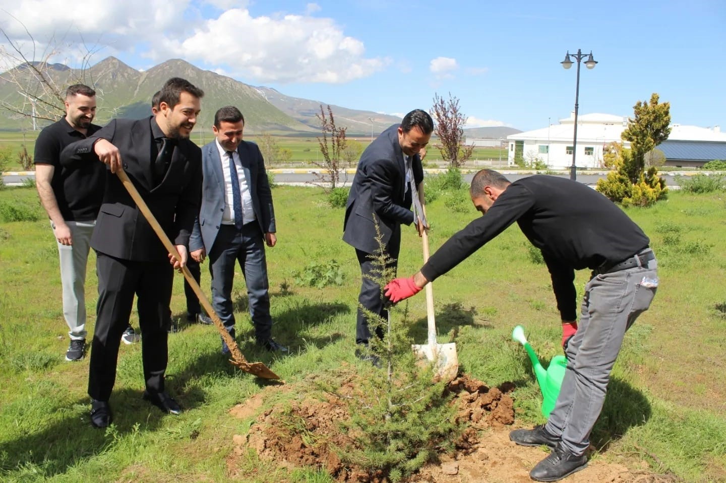 Tatvan Devlet Hastanesi bah&ccedil;esinde fidan dikme etkinliği
