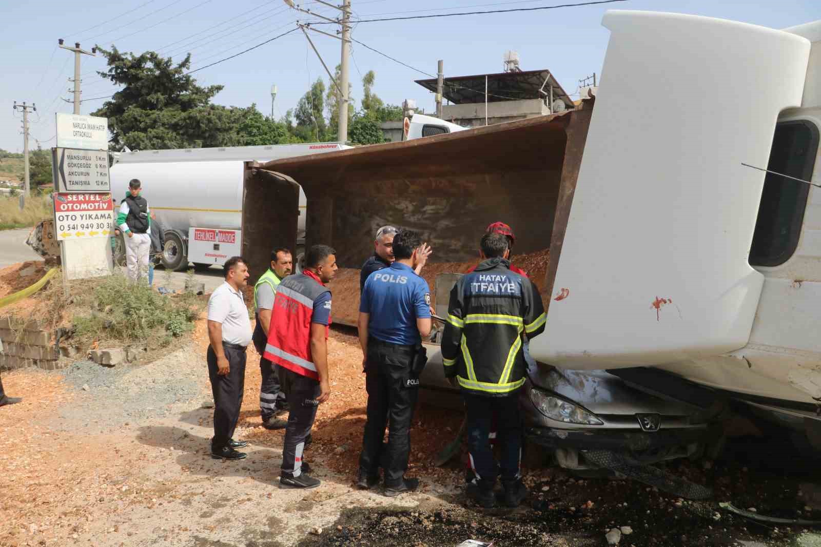 Devrilen hafriyat kamyonu otomobili ezdi: 3 yaralı
