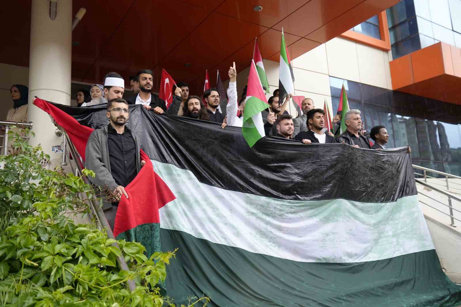 G&uuml;m&uuml;şhane&rsquo;de &uuml;niversite &ouml;ğrencileri İsrail&rsquo;in Refah&rsquo;ta ger&ccedil;ekleştirdiği saldırı kınandı
