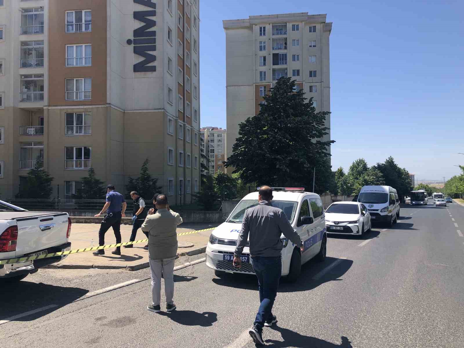 Boşanma aşamasında olduğu eşine kurşun yağdırdı
