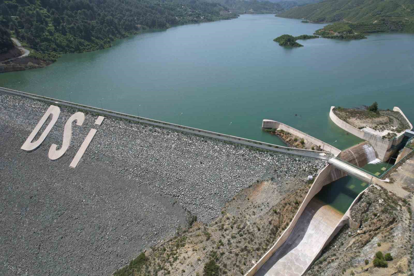 Kuvvetli yağışlarla birlikte yüzde yüz doluluk oranına ulaşan barajda su tahliyesi gerçekleştiriliyor