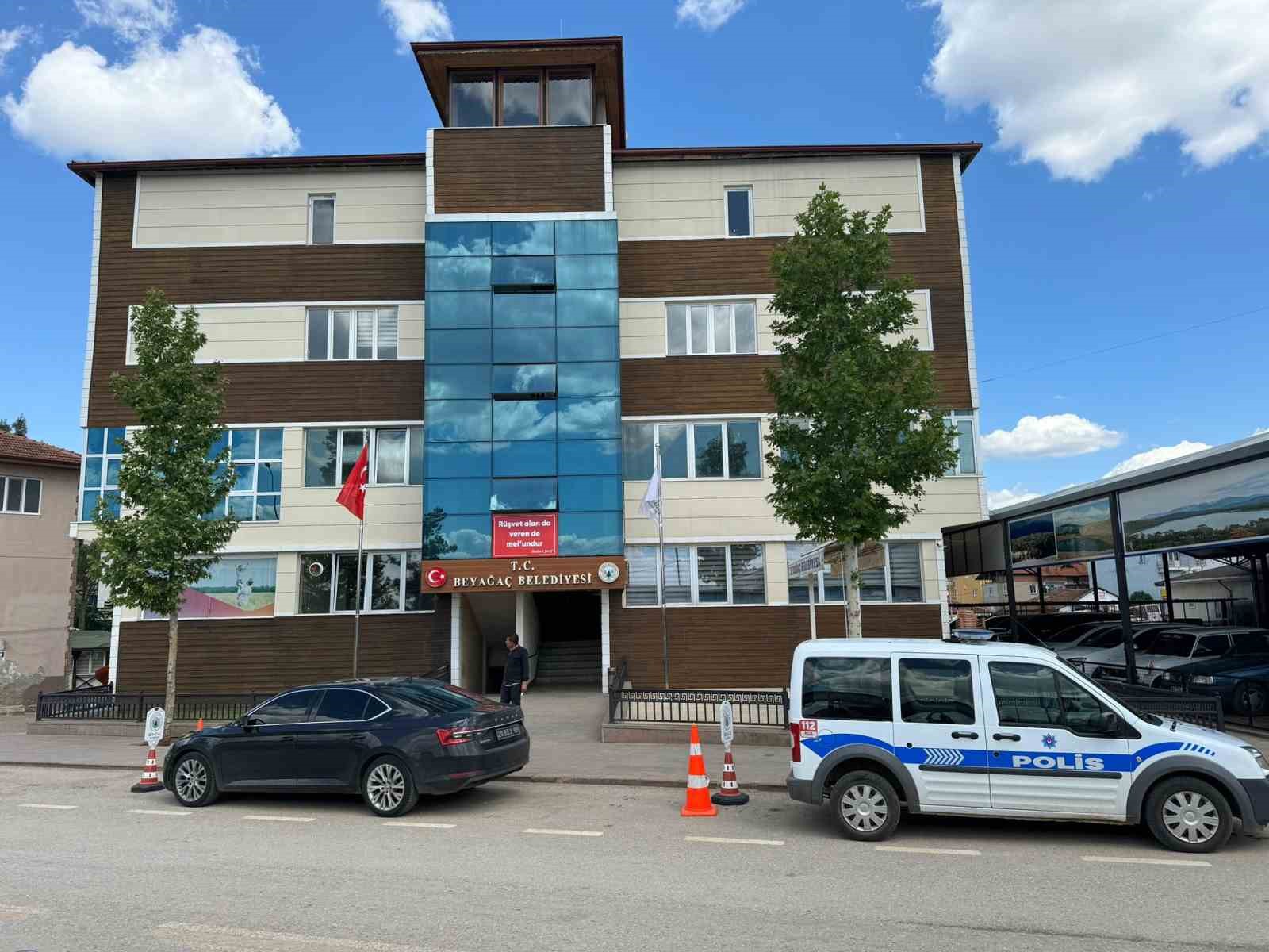 Başkan P&uuml;t&uuml;n belediyenin girişine &ldquo;R&uuml;şvet alan da veren de mel&rsquo;undur&rdquo; yazısı astı
