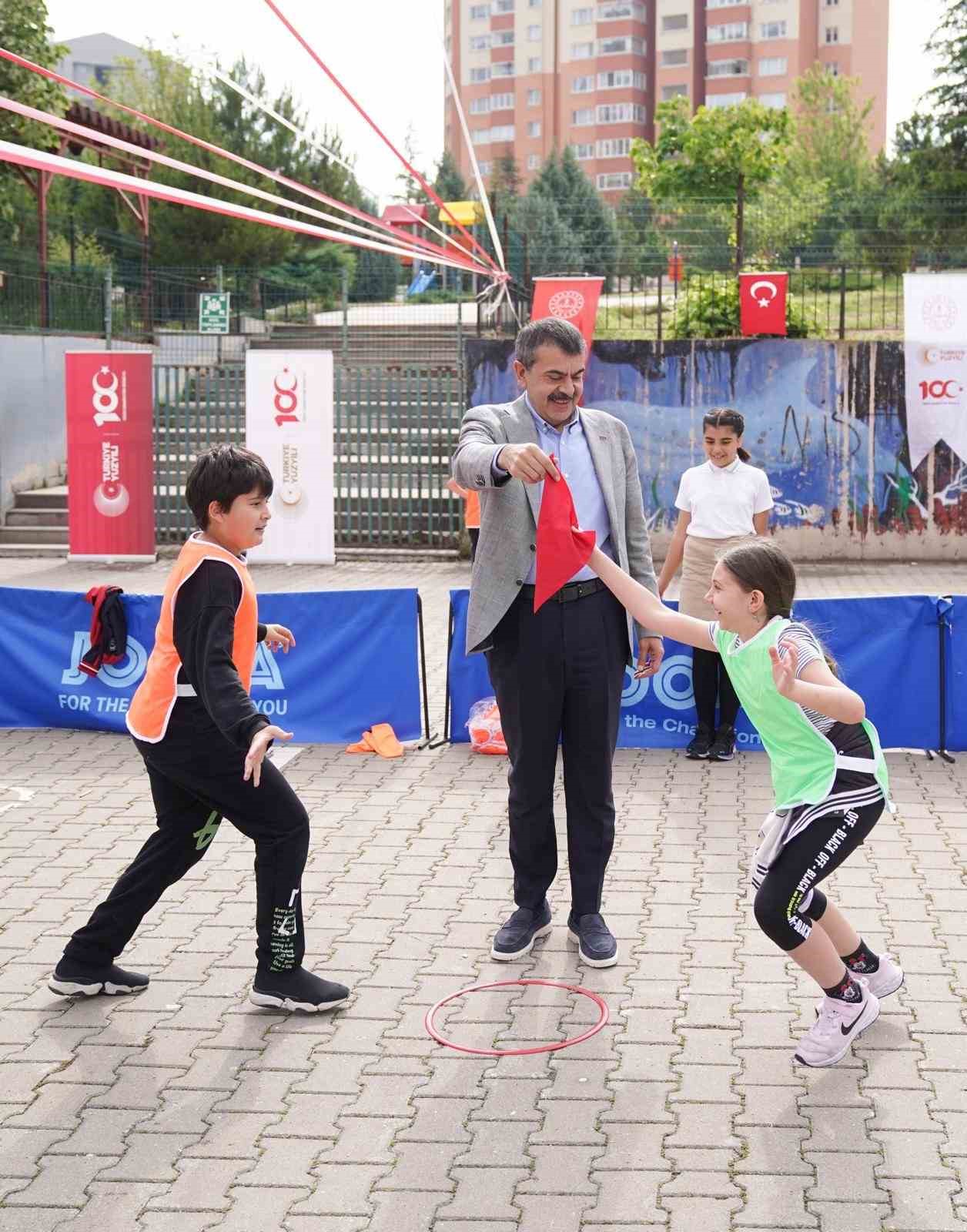 Bakan Tekin, &rsquo;D&uuml;nya Oyun Oynama G&uuml;n&uuml;&rsquo;nde &ouml;ğrencilerle oyun oynadı
