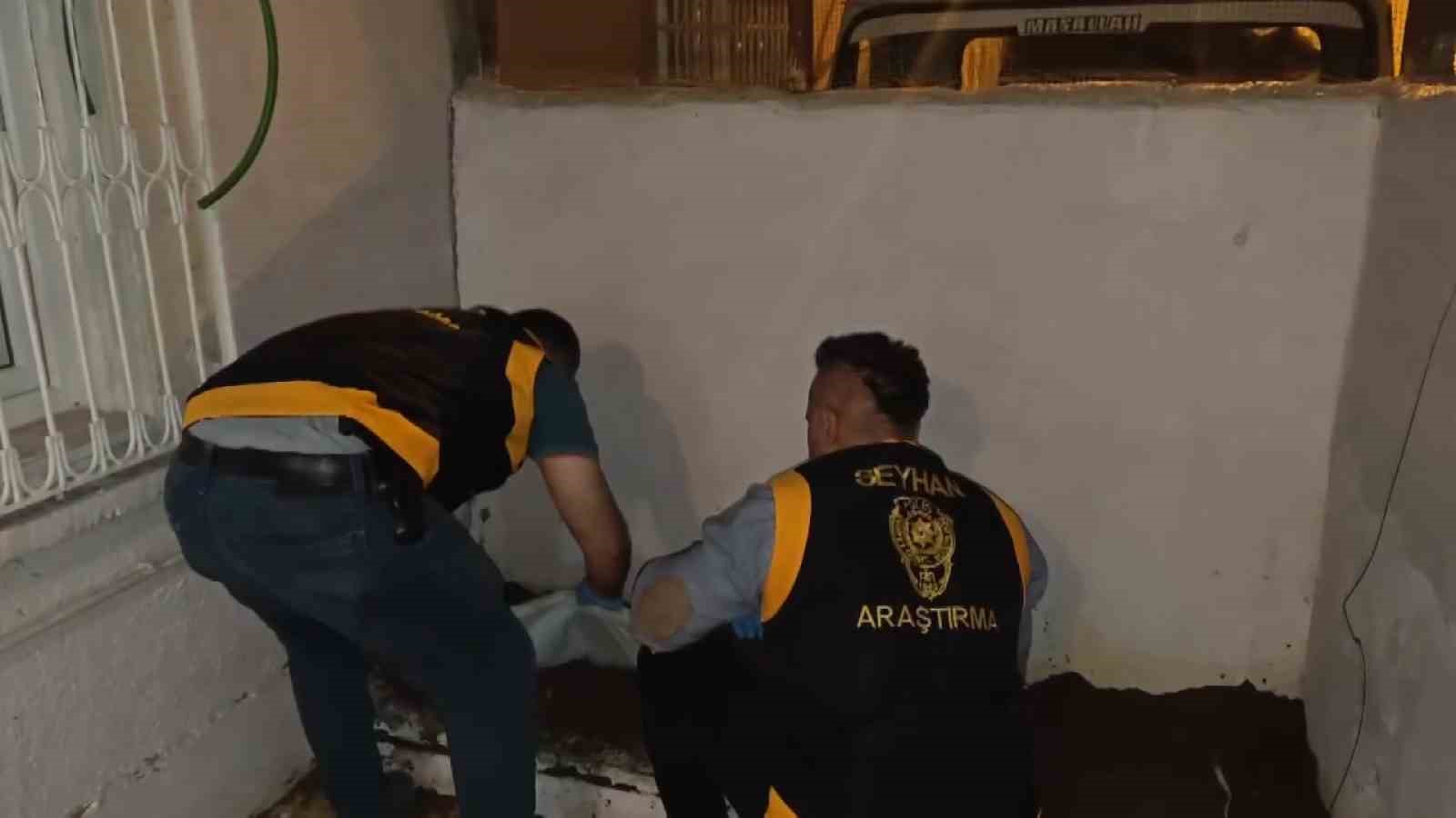 Seyhan polisi saksıya gizlenmiş halde uzun namlulu silah ele geçirdi