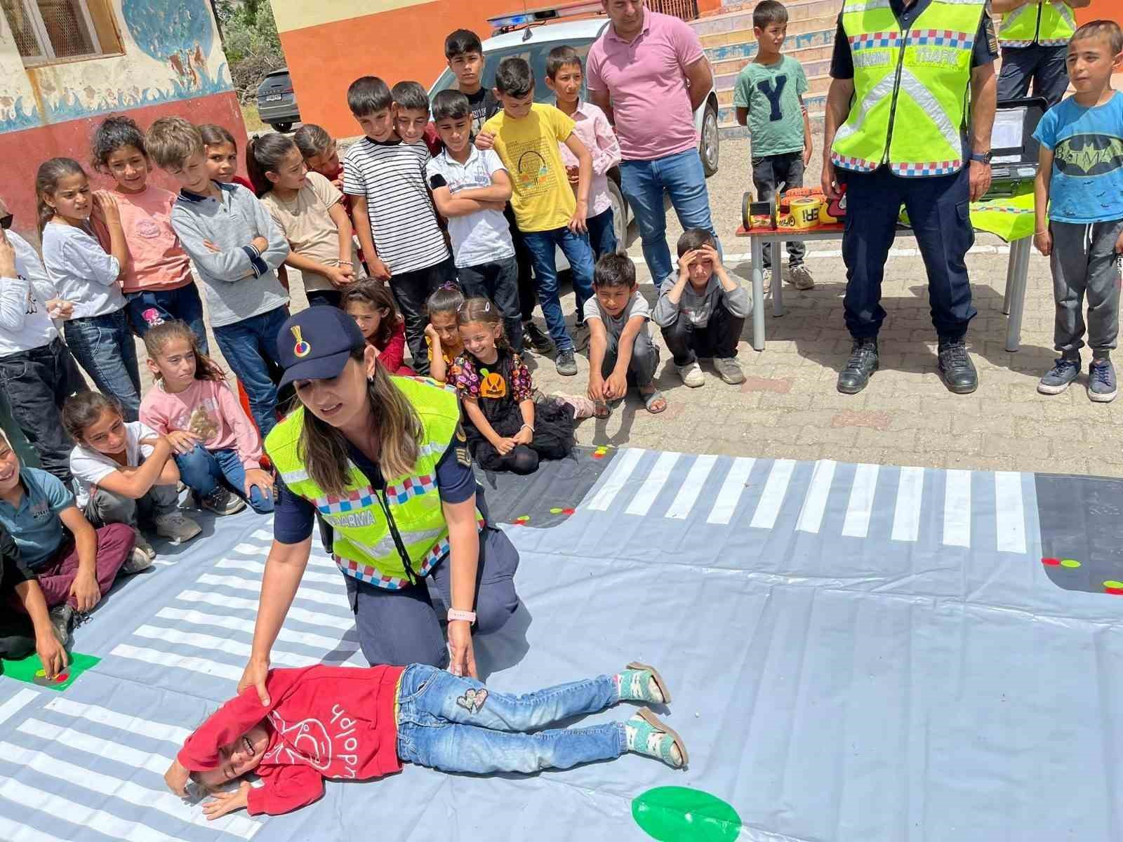 Şırnak’ta Jandarma ekipleri çocuklara trafik eğitimi verdi
