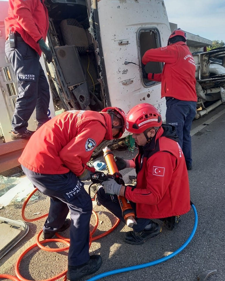 Balıkesir&rsquo;de beton mikseri devrildi: 1 &ouml;l&uuml;, 1 yaralı
