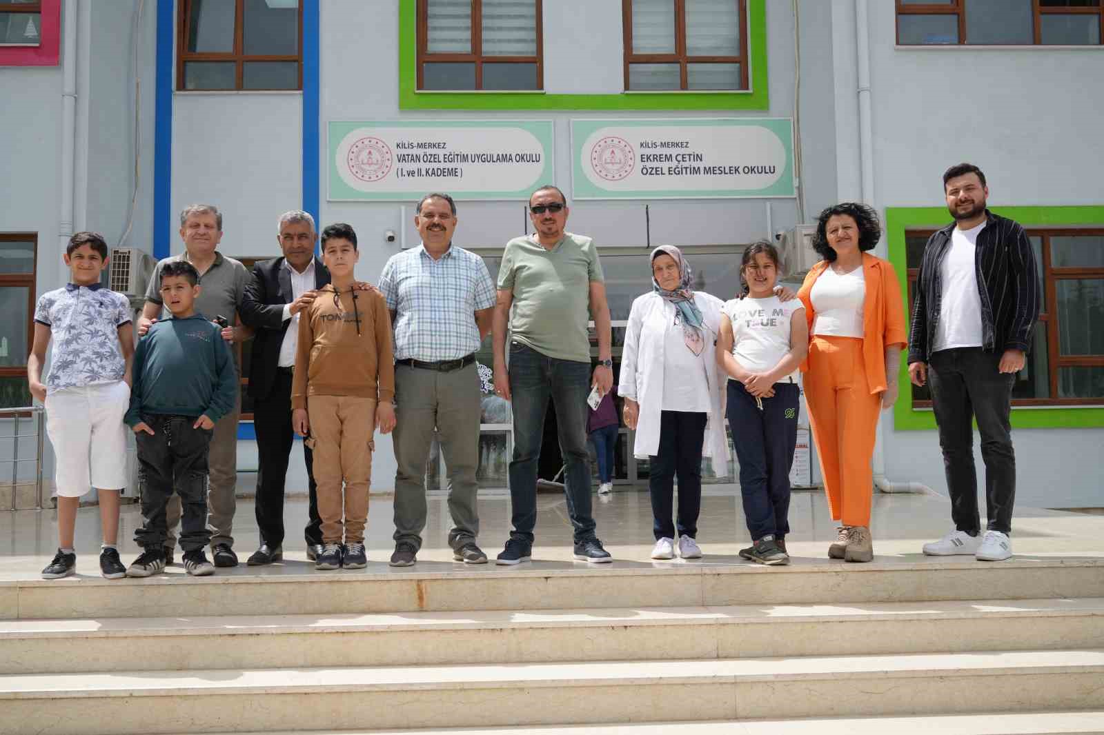 Kilis’te özel öğrenciler sebze fidelerini toprakla buluşturdu
