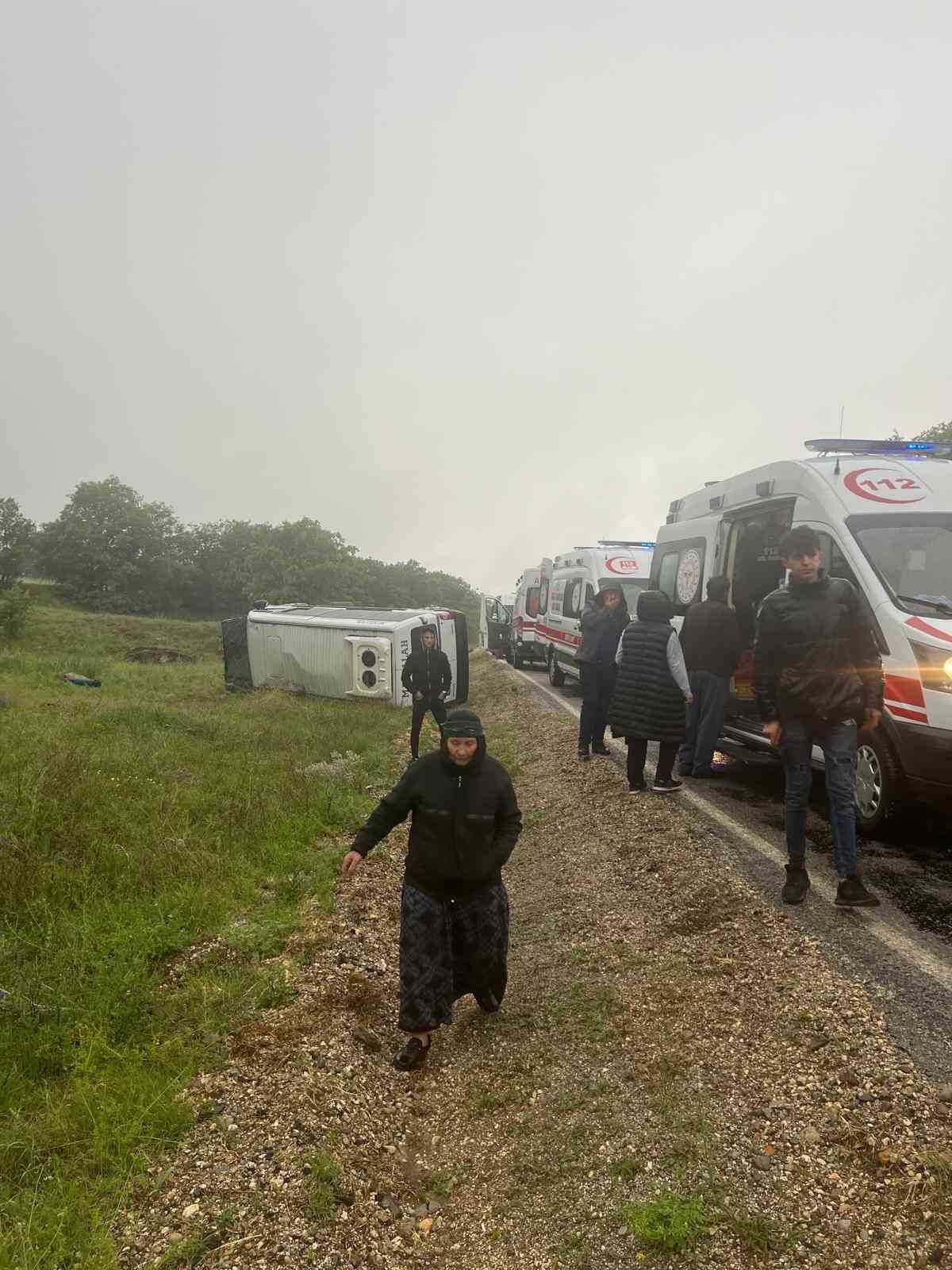 Sera işçisi kadınları taşıyan minibüs devrildi: 14 yaralı
