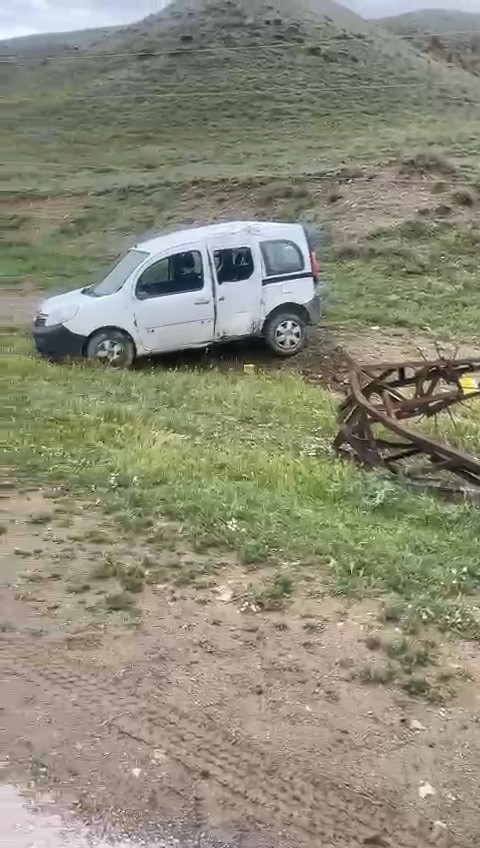 Kontrolden &ccedil;ıkan ara&ccedil; elektrik direğine &ccedil;arptı: 2 yaralı
