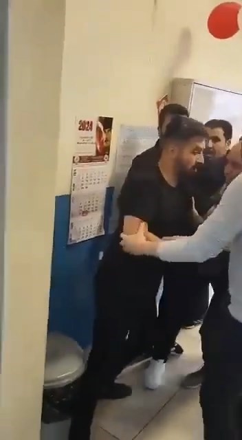 Veli öğrenci dolu sınıfı bastı: O anlar kamerada
