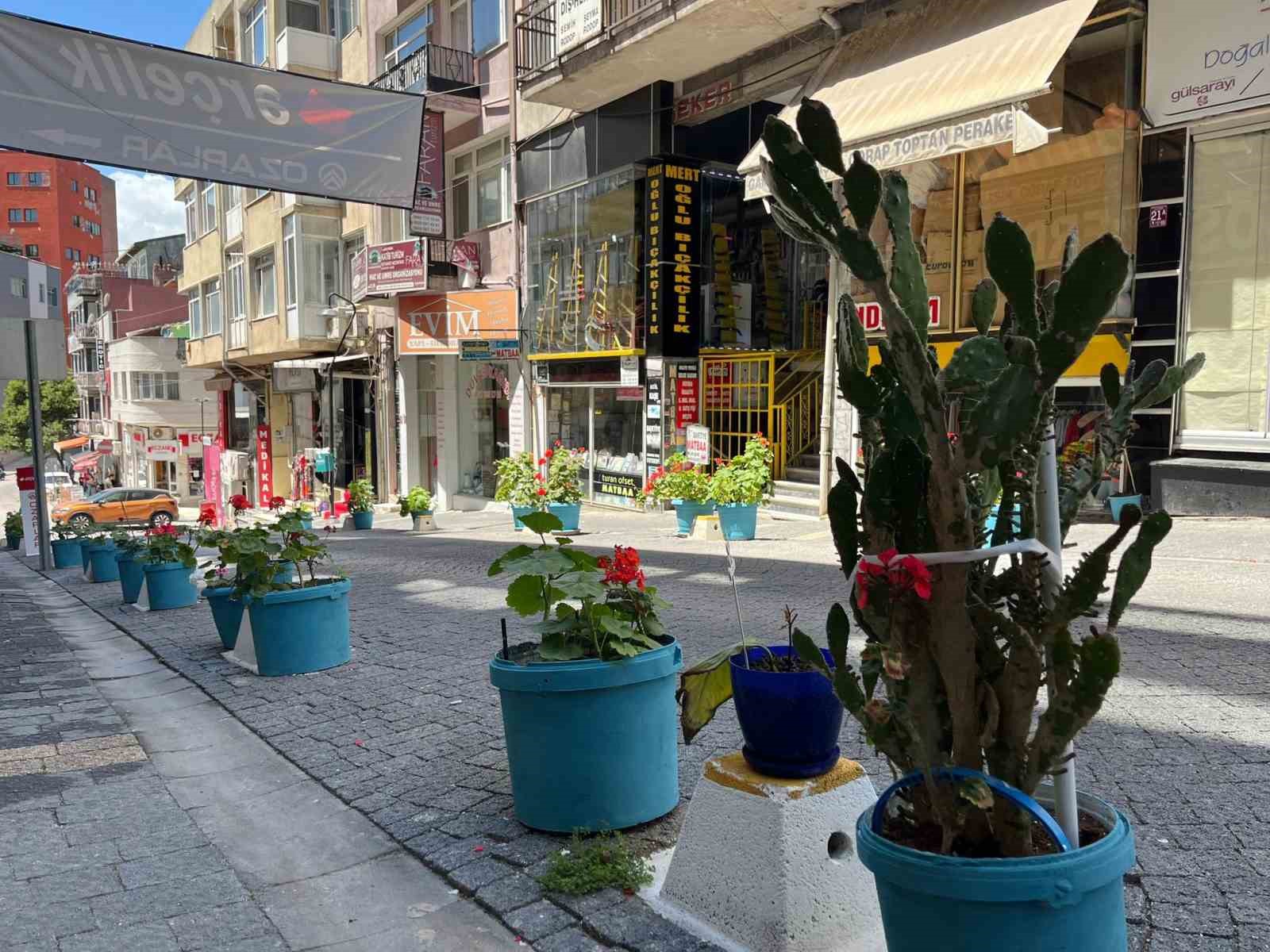 Bandırma’da kadın eli değen sokak çiçek açtı