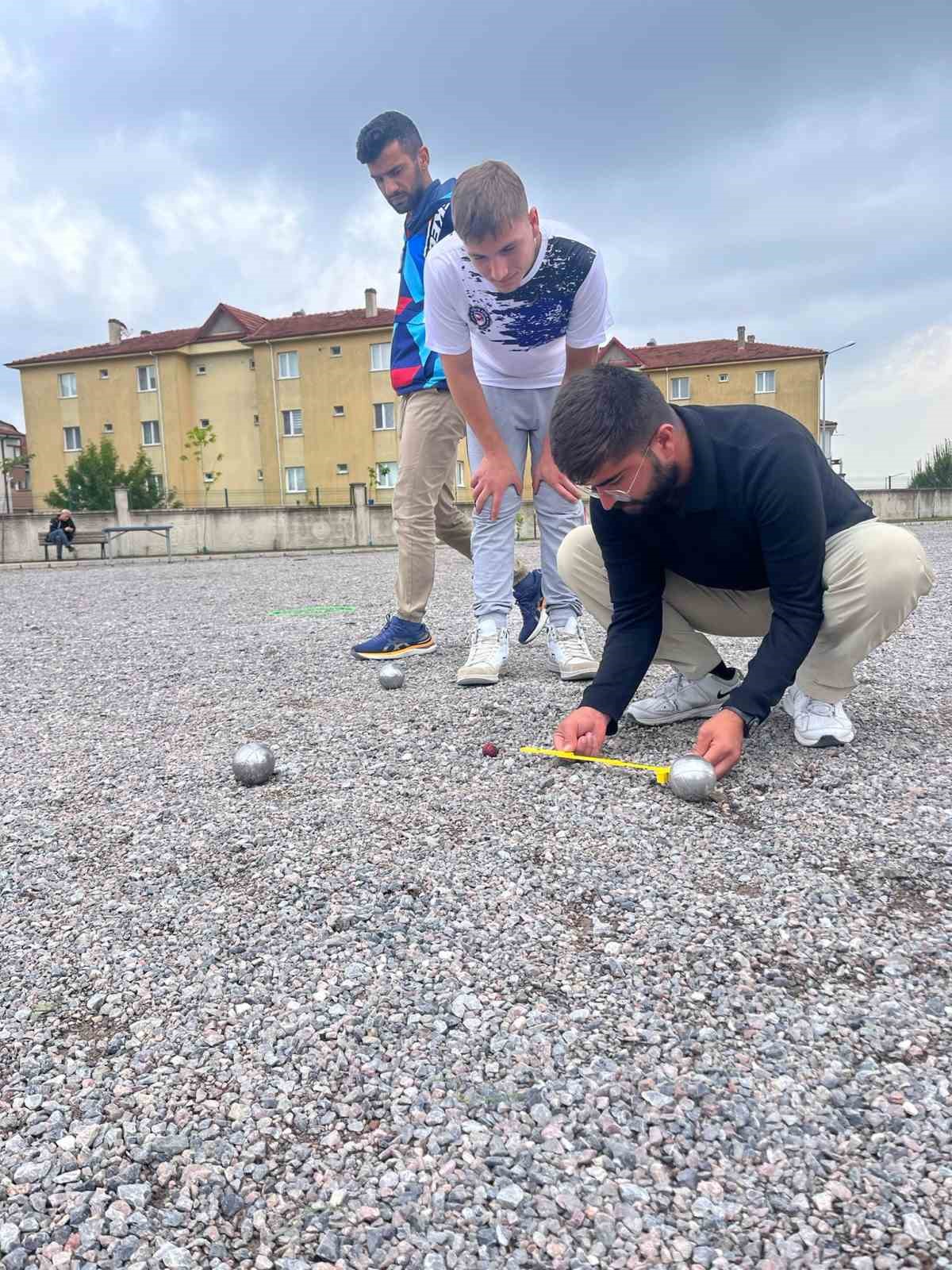 6 Kütahyalı hakem, Sakarya’da bocce, petank ve volo müsabakalarında görev aldı
