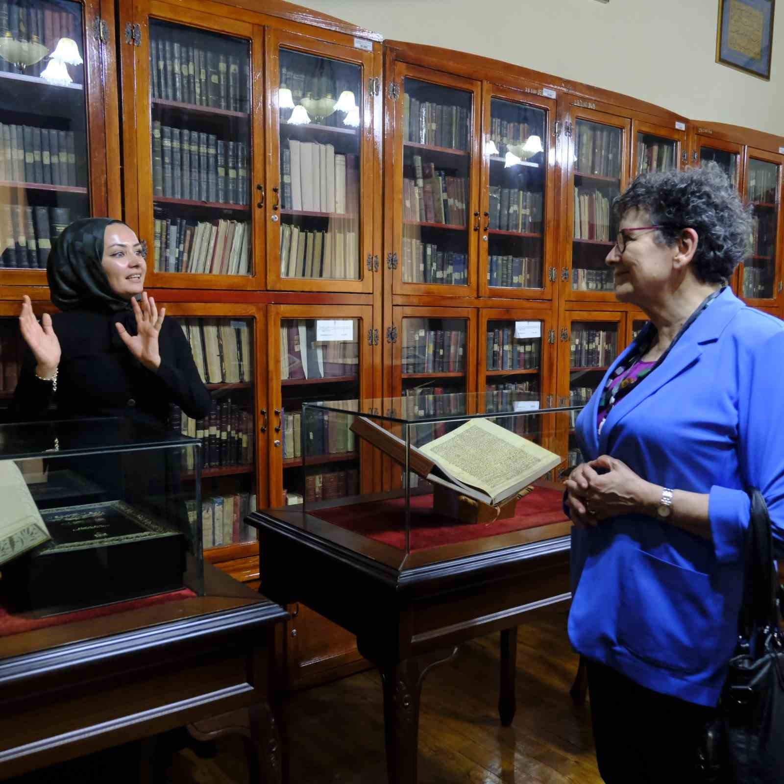 &Uuml;nl&uuml; y&ouml;netmenler yazma eserlere hayran kaldı
