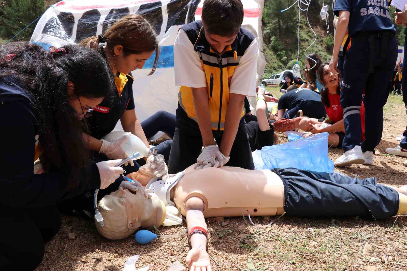 G&uuml;m&uuml;şhane&rsquo;de d&uuml;şen u&ccedil;aktan yolcu kurtarma tatbikatı
