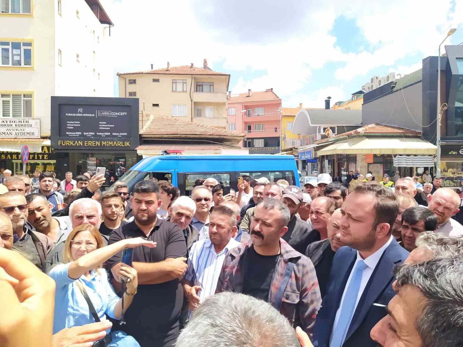 &Ccedil;ivril&rsquo;de su fiyatlarında indirim talep eden &ccedil;ift&ccedil;i, il&ccedil;e meydanında kontak kapattı
