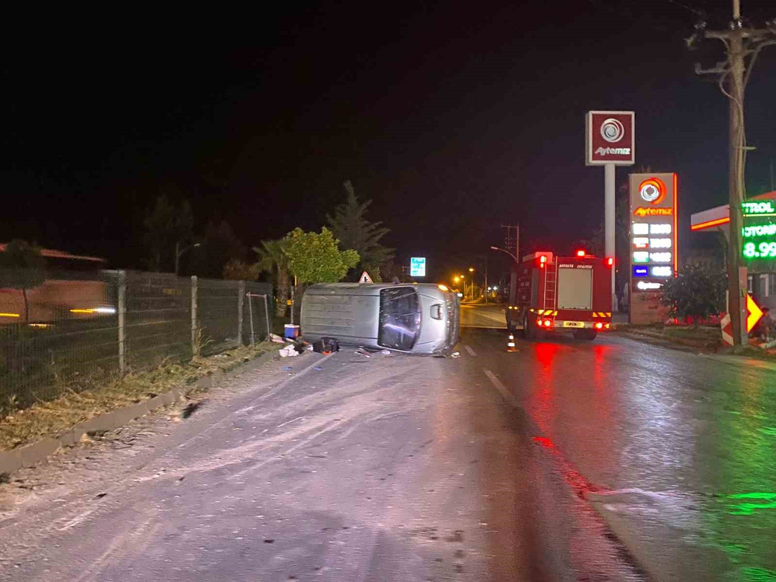 Otomobil ile ticari araç kavşakta çarpıştı: 3 yaralı
