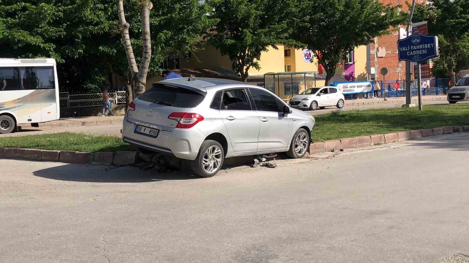 Elazığ’da otomobil refüje çıktı