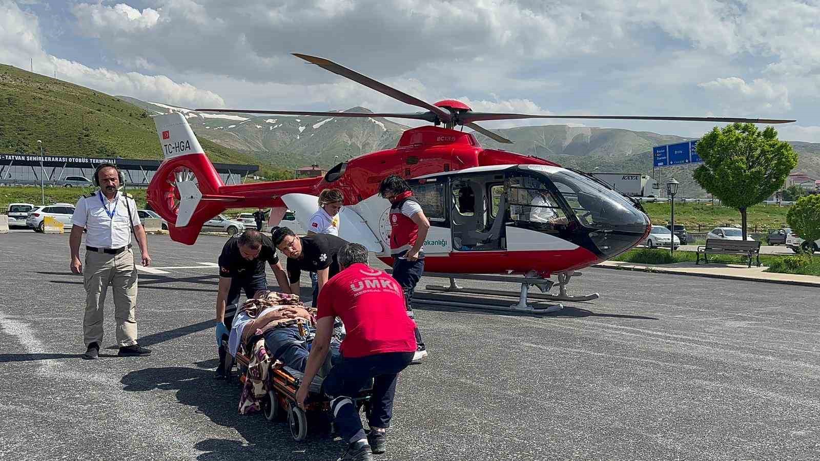Arıların soktuğu hasta ambulans helikopterle Tatvan&rsquo;a sevk edildi
