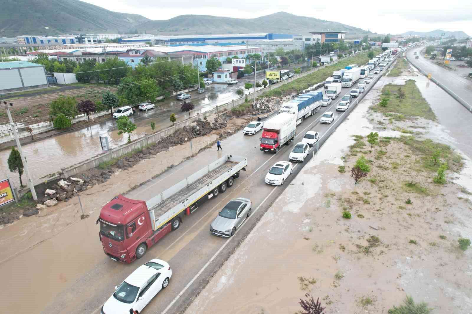 Nevşehir’de sağanak yağış ulaşımı olumsuz etkiledi
