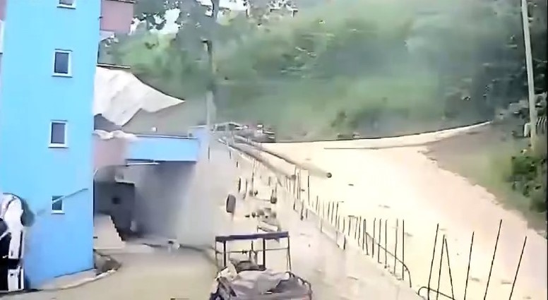 Freni boşalan park halindeki araç bina bahçesine uçtu