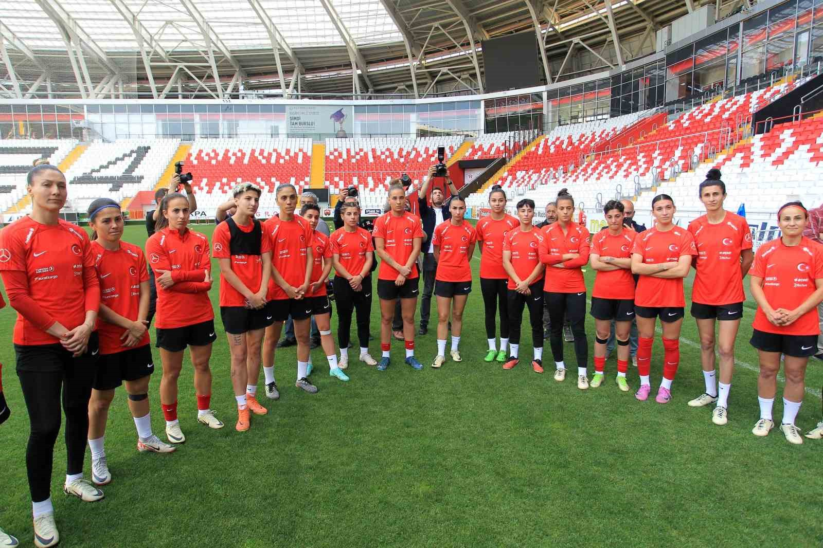 A Milli Kadın Futbol Takımı, Erzincan’da hazırlıklarını sürdürdü