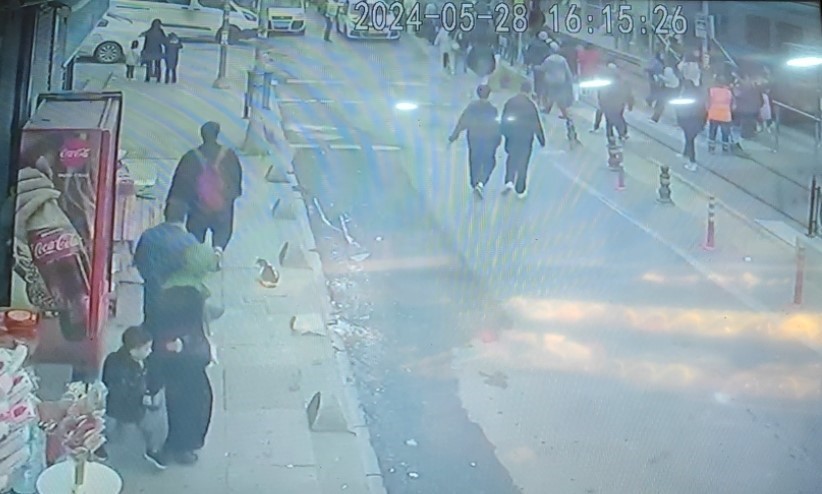 Sultangazi&rsquo;de raylara d&uuml;şen &ccedil;ocuk tramvayın altında kaldı
