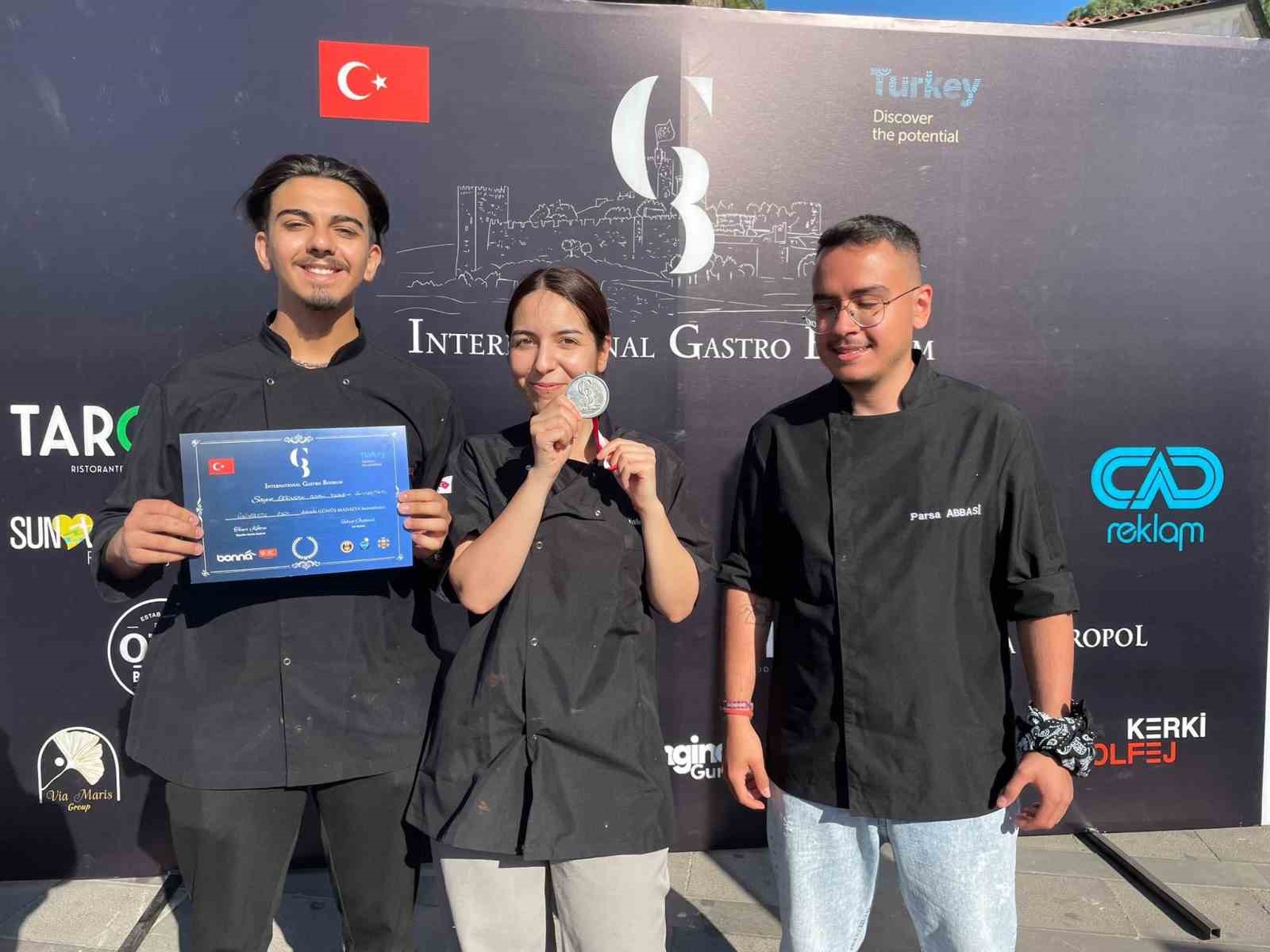 Erzincan&rsquo;ın aş&ccedil;ılık b&ouml;l&uuml;m&uuml; &ouml;ğrencileri aş&ccedil;ılık yarışmasında 2. oldu
