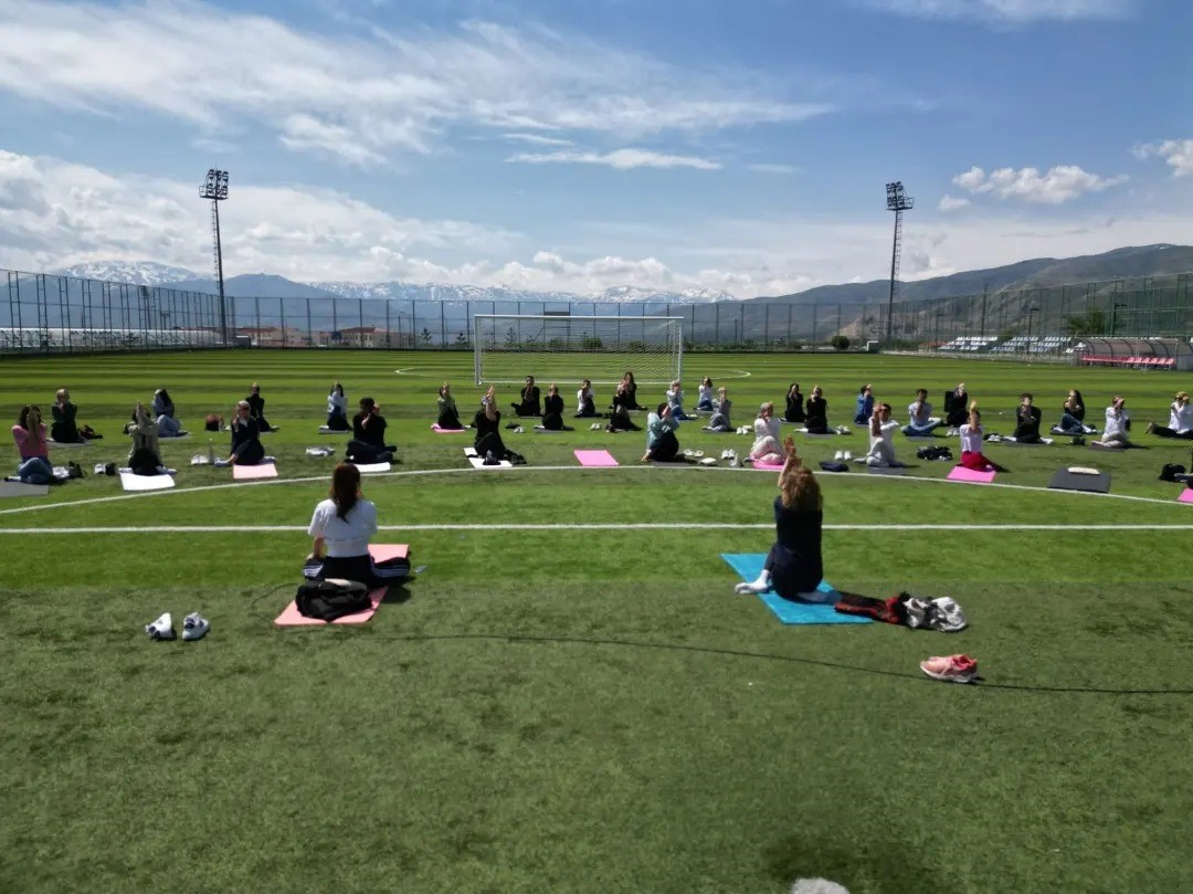 A&ccedil;ık havada yoga ve meditasyon etkinliği d&uuml;zenledi
