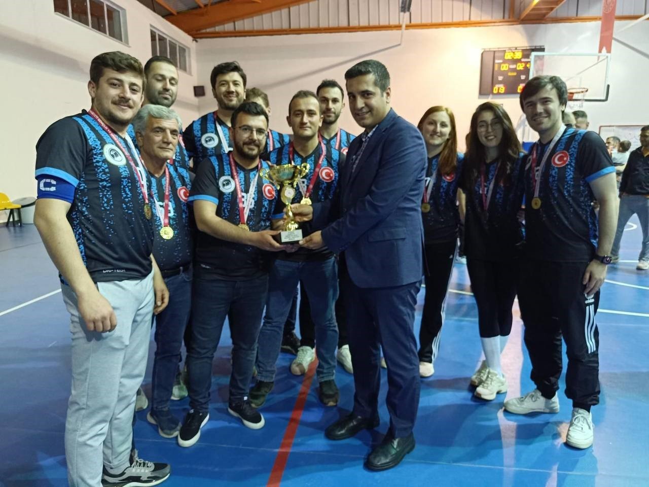 Aydıntepe’de kurumlar arası voleybol turnuvasının kazananı sağlık oldu
