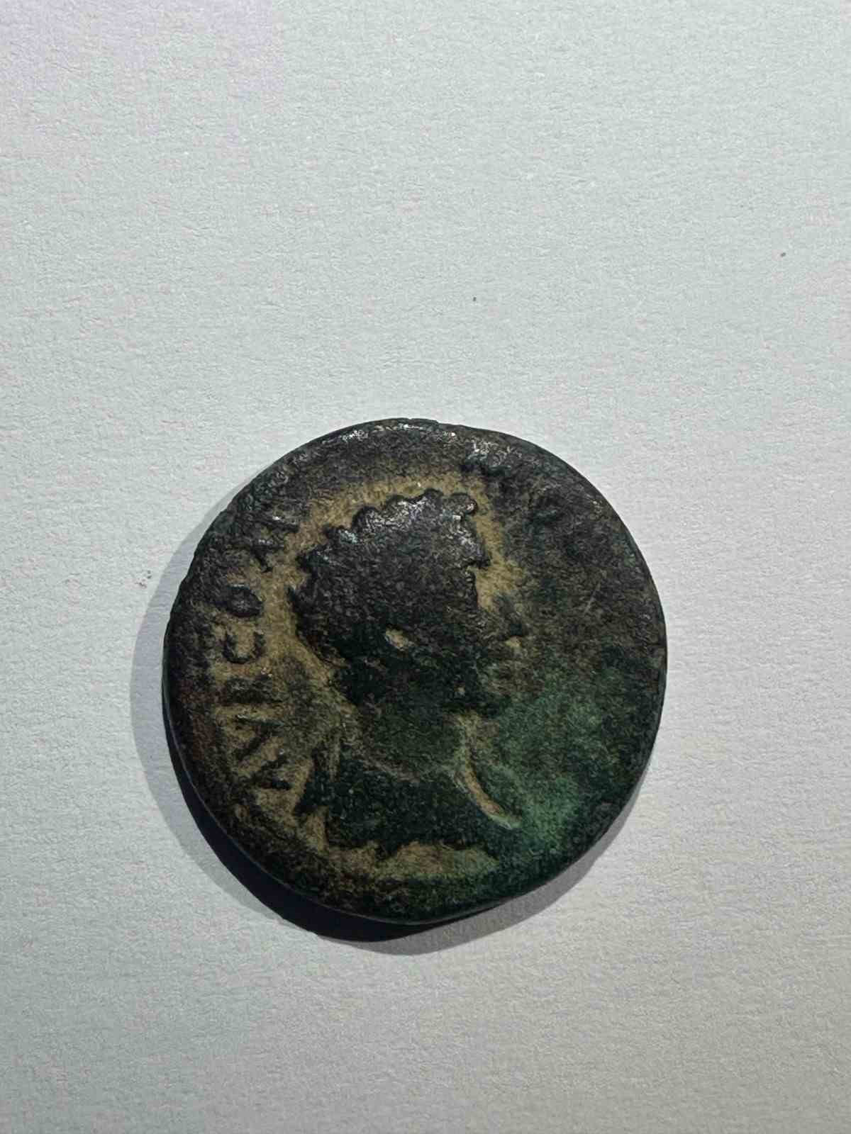 Roma d&ouml;nemine ait 2 bin yıllık sikke buldu, m&uuml;zenin en k&uuml;&ccedil;&uuml;k eser bağış&ccedil;ısı oldu
