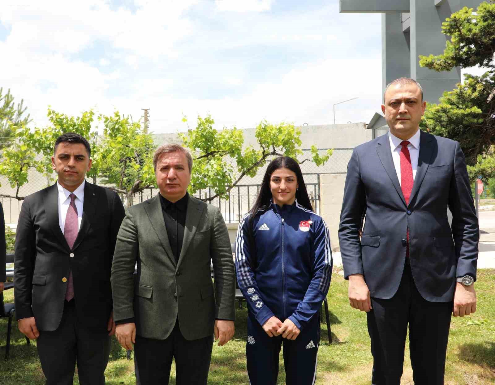 Bak&uuml;&rsquo;de g&uuml;m&uuml;ş madalya kazanan Elvira&rsquo;yı Vali Aydoğdu tebrik etti
