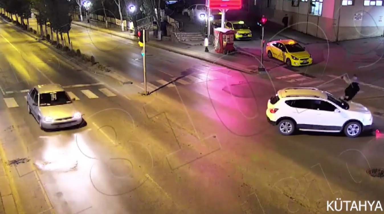 K&uuml;tahya&rsquo;da trafik kazaları saniye saniye kameraya yansıdı

