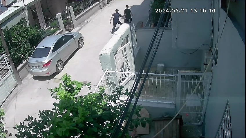 Yolda yürüyen kadın kapkaça uğradı o anlar kameralara yansıdı