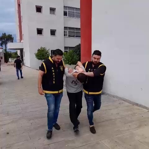 Yolda y&uuml;r&uuml;yen kadın kapka&ccedil;a uğradı o anlar kameralara yansıdı
