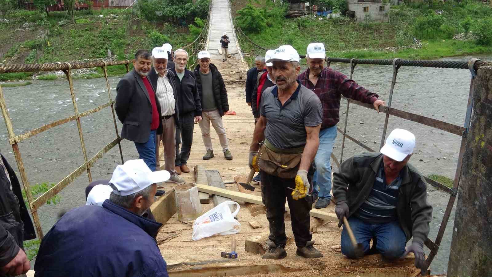 Harşit Çayının ayırdığı köyleri asma ahşap köprü birleştiriyor
