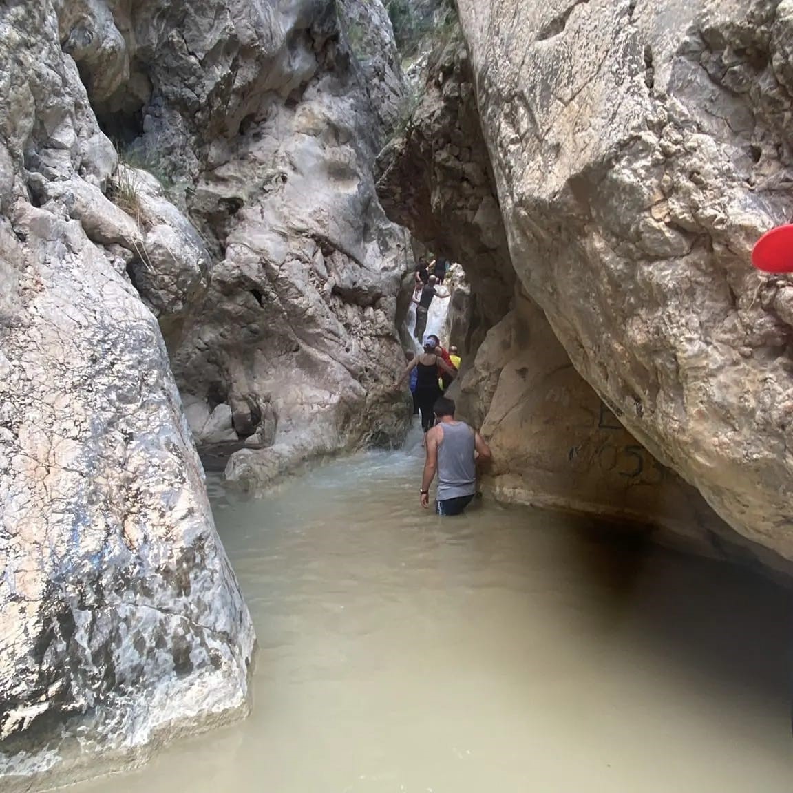 Kanyondaki akarsu içerisinde yürüyüş yaptılar
