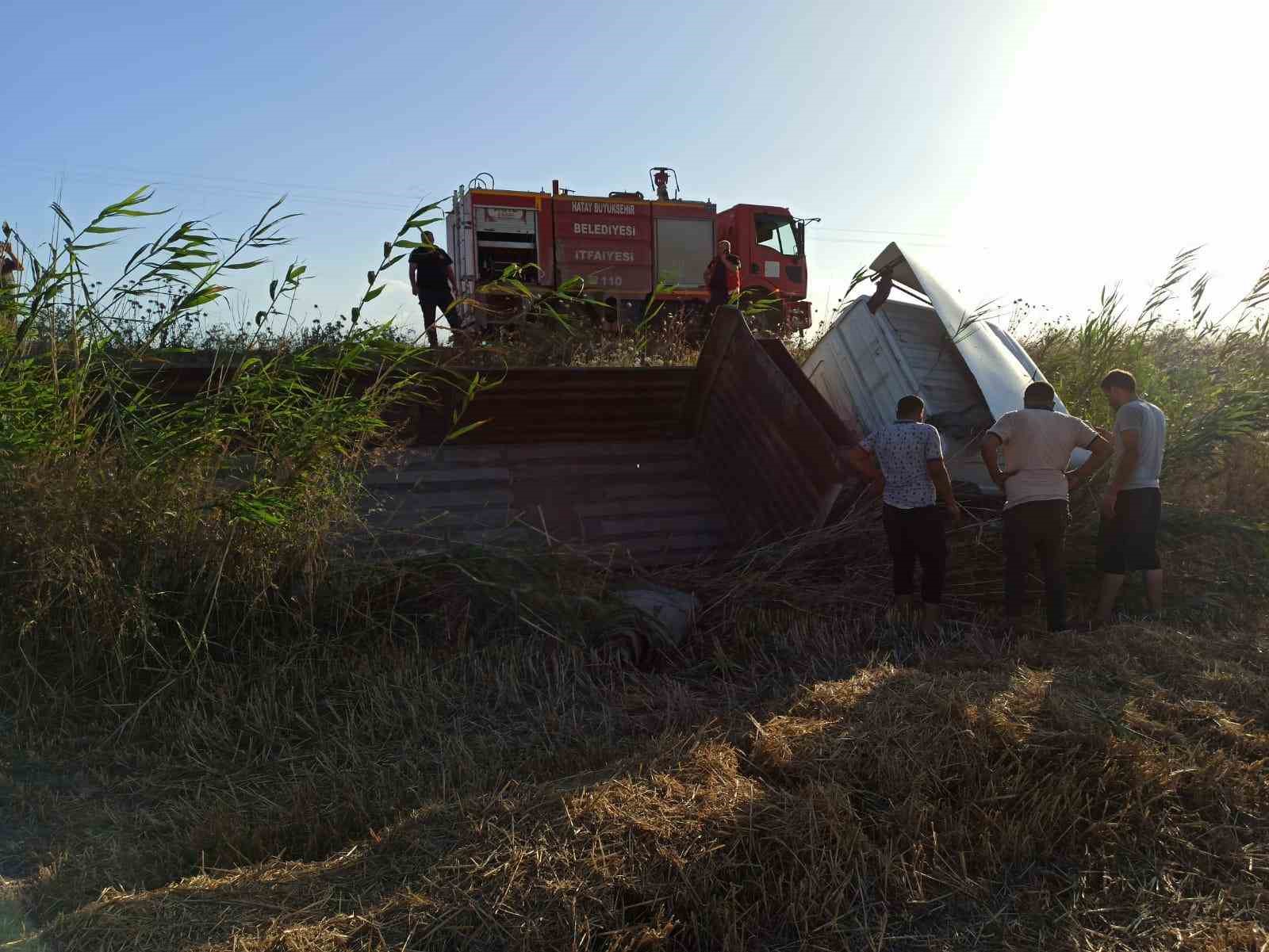 Hatay’da tarlaya uçan tırın şoförü yaralandı
