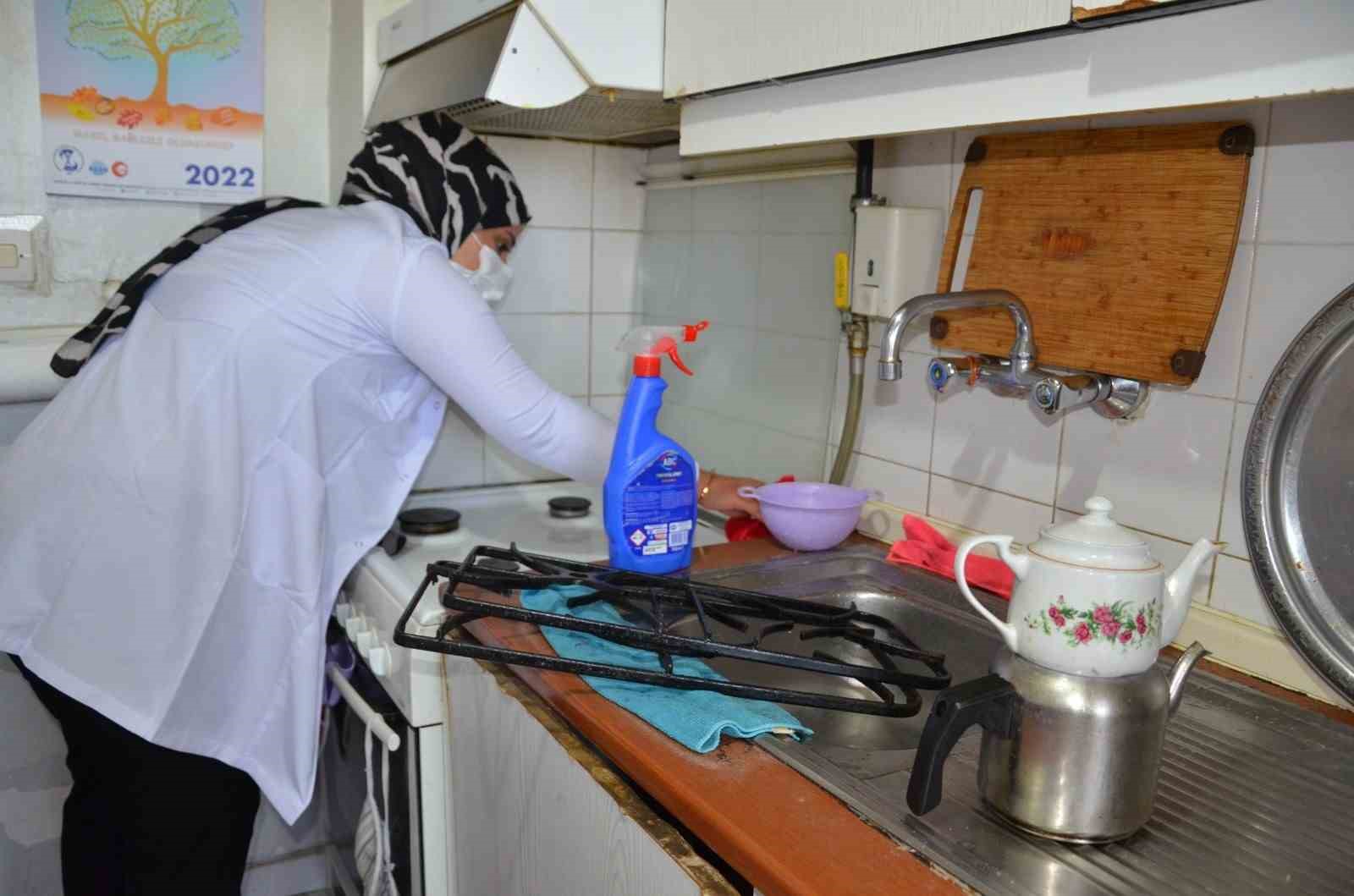 Diyarbakır B&uuml;y&uuml;kşehir Belediyesinden yaşlılara evde bakım hizmeti
