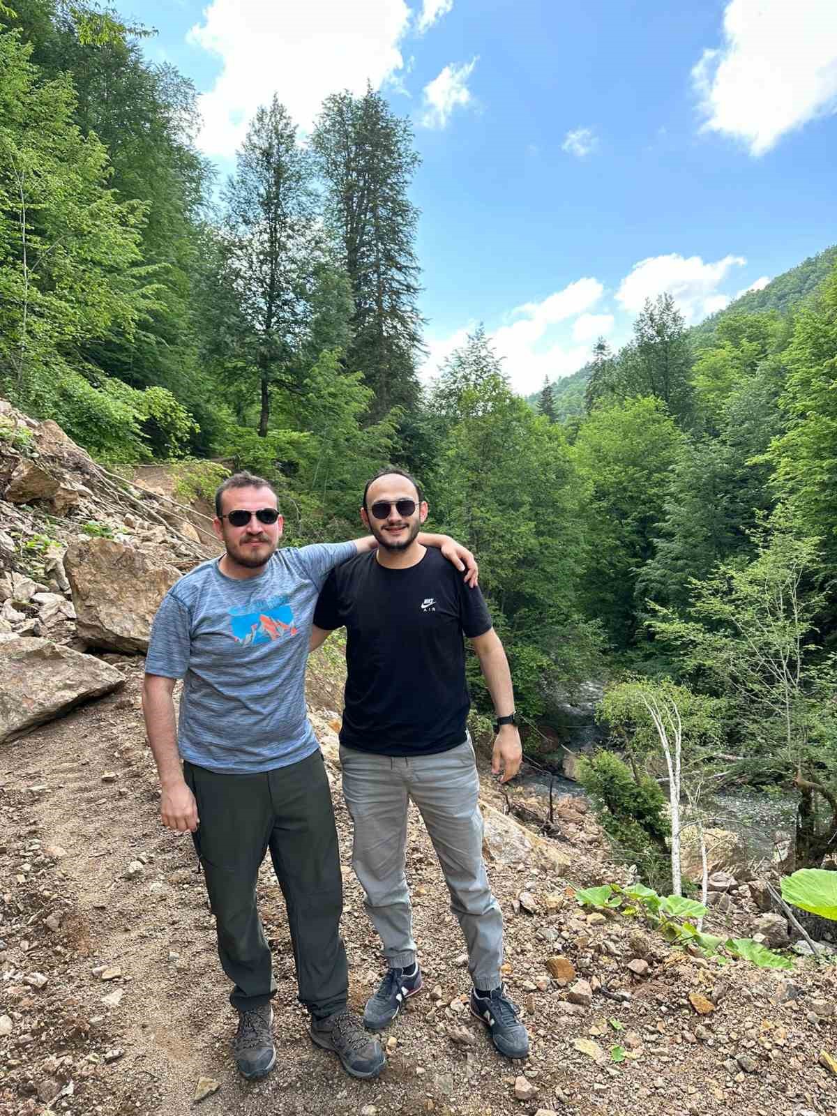 Ormanlık alanda yaban kedisi cep telefonu ile g&ouml;r&uuml;nt&uuml;lendi
