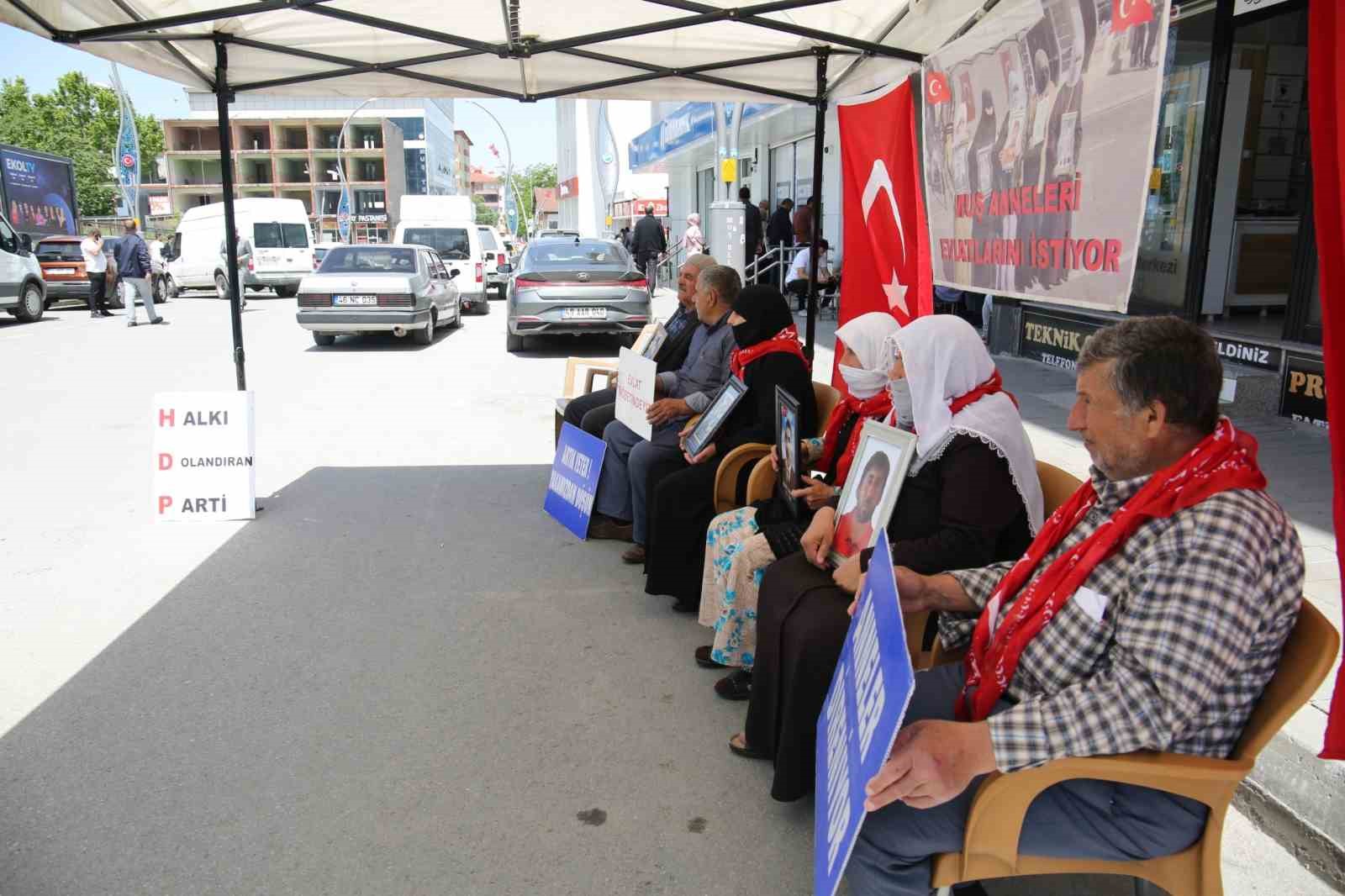 Muşlu annelerin evlat nöbeti devam ediyor
