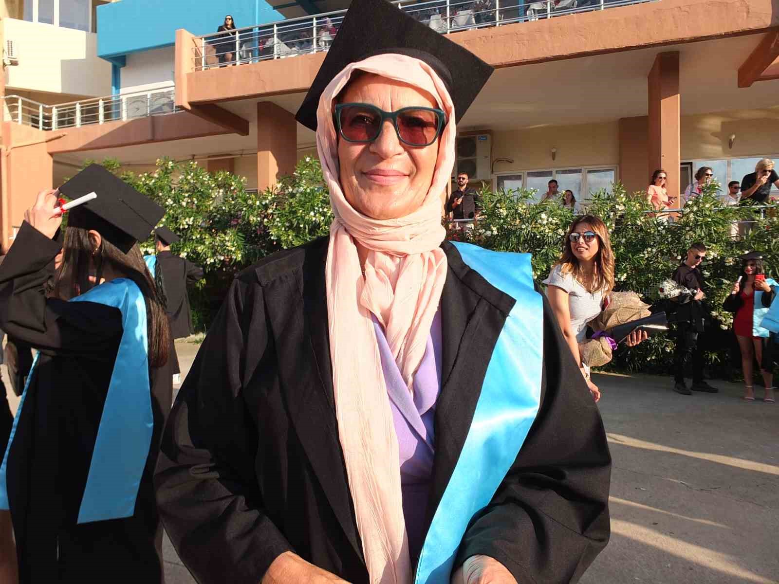 Balıkesir&rsquo;de 5 &ccedil;ocuk annesinin diploma sevinci
