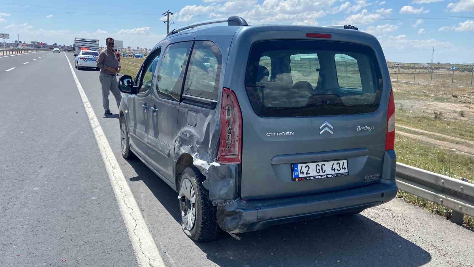 Emniyet şeridindeki hafif ticari araca arkadan &ccedil;arptı: 1 yaralı
