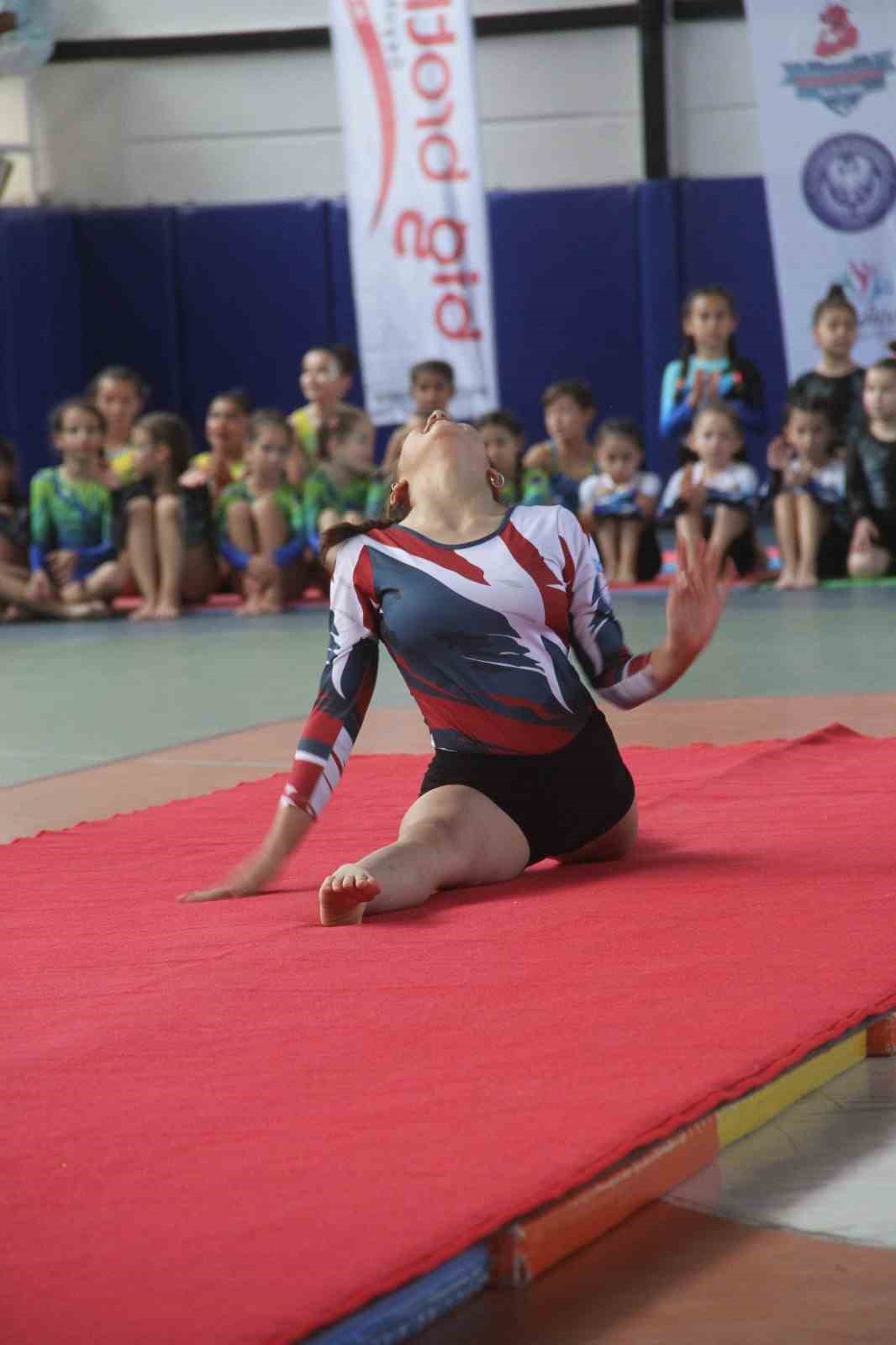 Minikler cimnastik şenliğinde h&uuml;nerlerini sergiledi
