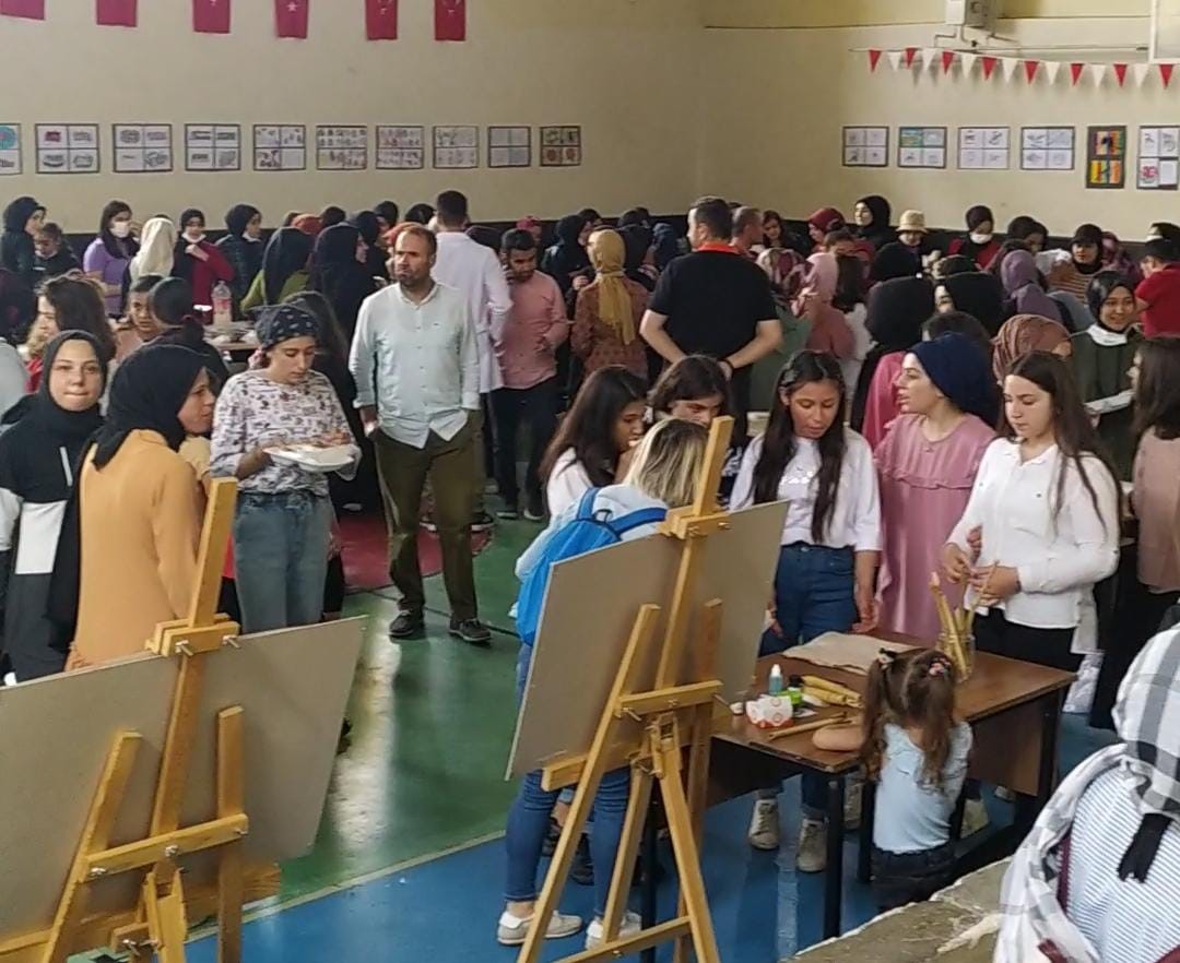 Kozluk’ta öğrencilerin sergisi yoğun ilgi gördü
